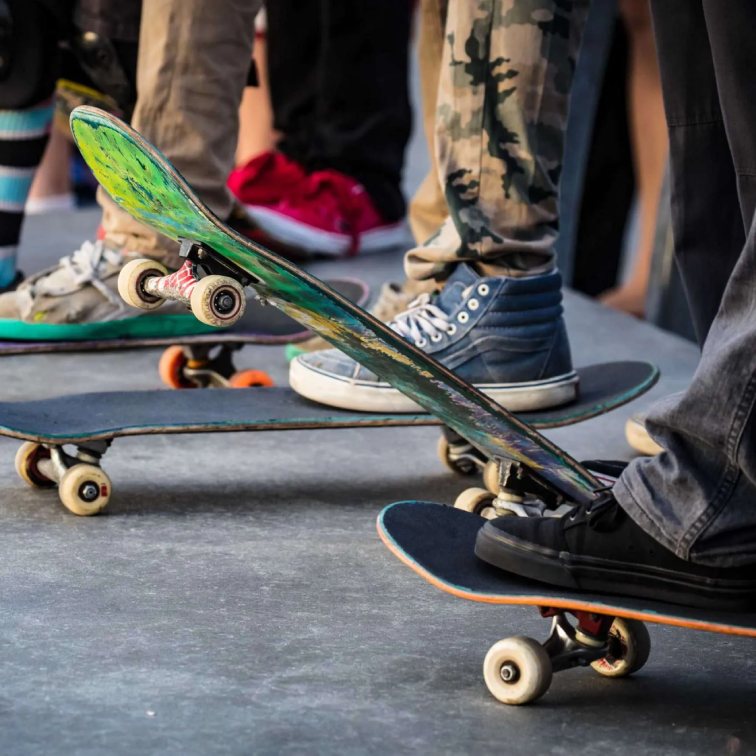 Skating halfpipe